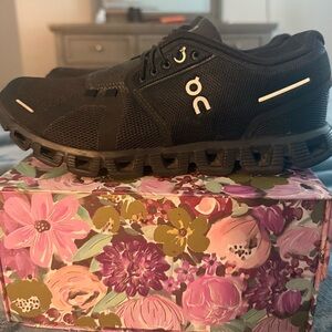 On cloud Running Black Athletic Shoes